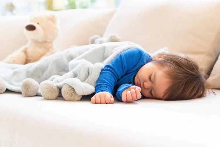 宝宝睡觉，穿多少盖多少有什么讲究？